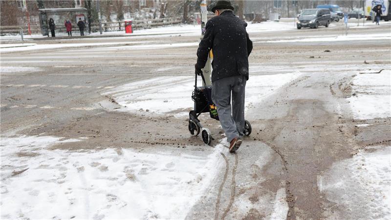 Der Winterdienst der Stadtreinigung ist auch für die Räumung von Bushaltestellen zuständig.