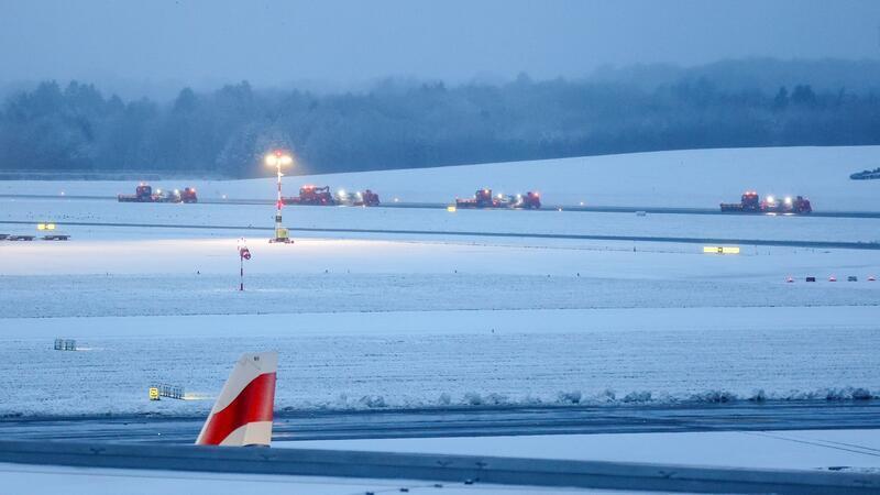 Der Winterdienst des Flughafens war auch am Montag seit den frühen Morgenstunden im Einsatz. (Archivbild)