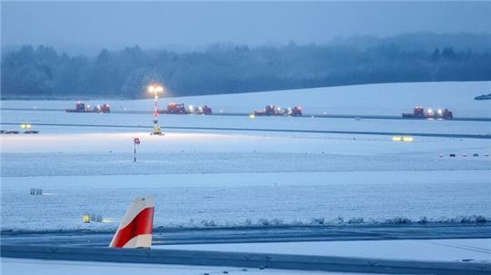 Der Winterdienst des Flughafens war auch am Montag seit den frühen Morgenstunden im Einsatz. (Archivbild)