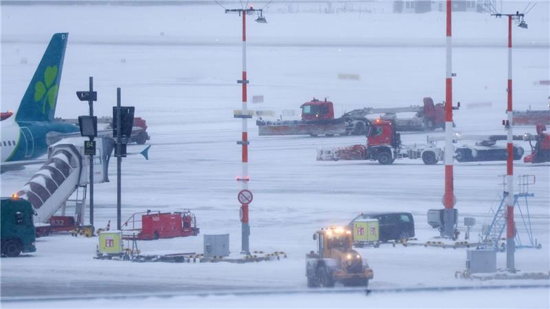 Der Winterdienst ist am Flughafen fleißig im Einsatz. (Archivbild)