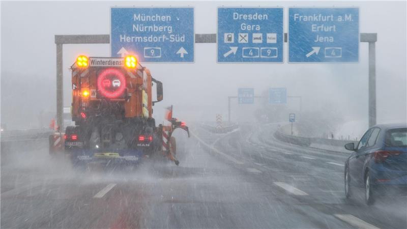 Der Winterdienst ist auf der A9 am Hermsdorfer Kreuv wieder unterwegs.