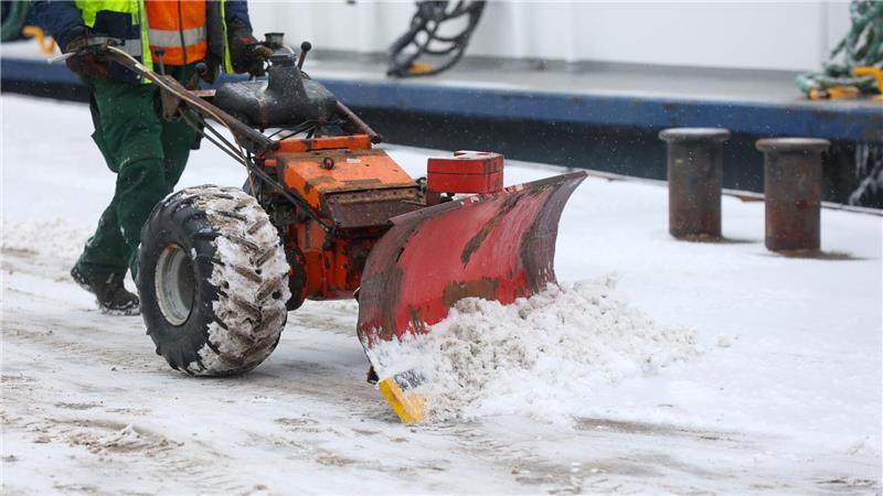 Schnee, Glätte, Brückensperrung – Winter legt Verkehr lahm Der Winterdienst ist vielerorts im Einsatz, hier in Hamburg.