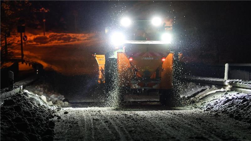 Glatteis-Gefahr verlagert sich in den Osten Deutschlands Der Winterdienst war an vielen Orten im Großeinsatz.