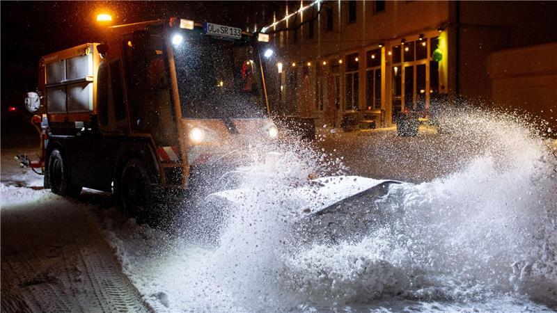 Der Winterdienst war auch noch am Freitagabend in Niedersachsen im Dauereinsatz. 