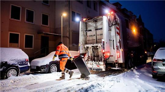 Der Wintereinbruch bringt in Niedersachsen den Alltag teils durcheinander – auch bei der Müllabfuhr. (Archivbild)