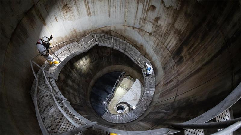 Transportsiel in Altona geht wieder in Betrieb Der Wirbelfallschacht reicht knapp 24 Meter unter die Erde.