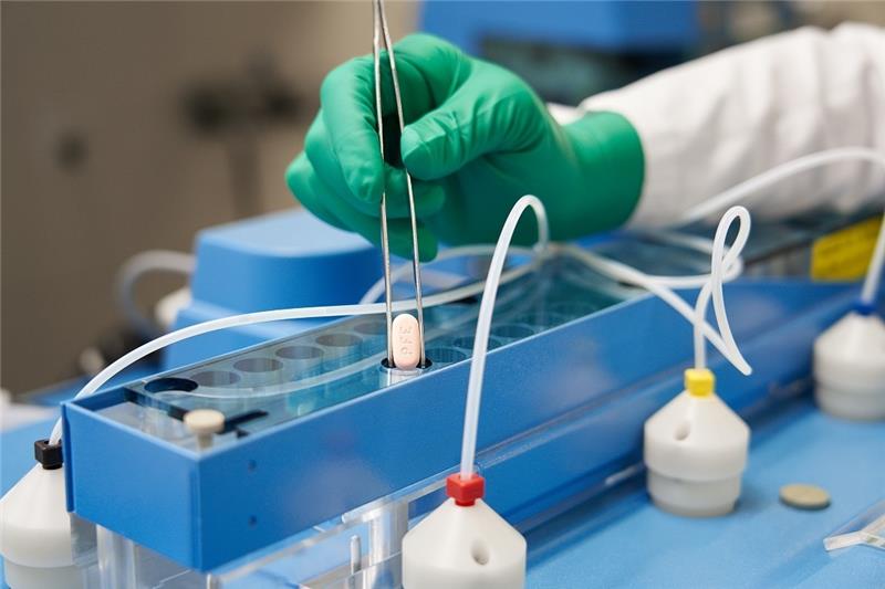 Pfizer liefert Covid-19-Medikament Paxlovid in Deutschland aus Der Wirkstoff Nirmatrelvir einer Paxlovid-Pille hemmt ein Sars-CoV-2-Protein hemmt und soll die Vermehrung der Coronaviren im Körper stoppen. Foto: dpa-Bildfunk