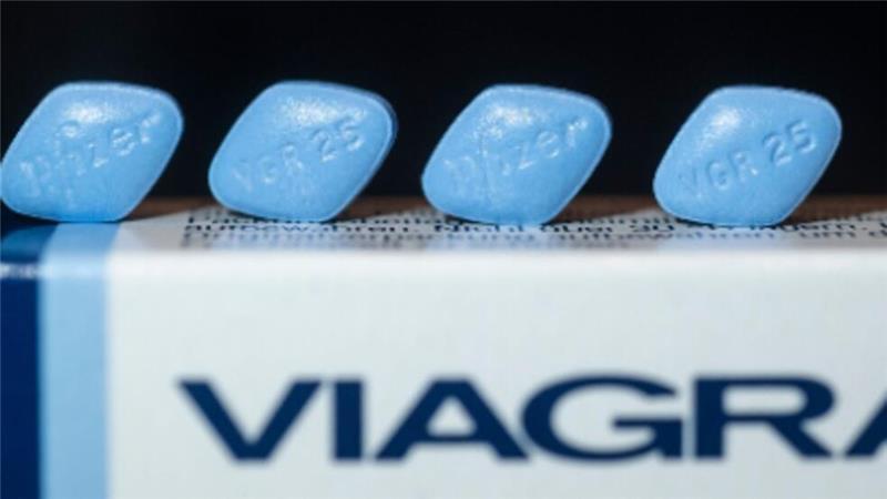 Viagra und Co.: Was Mann über Potenzmittel wissen muss Vier Tabletten Viagra liegen auf einer Verpackung.