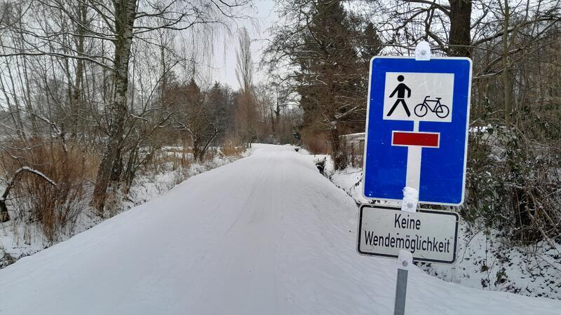 Der Wirtschaftsweg Benedixland kann mit Pkw und Lkw nicht mehr durchfahren werden. Darauf weist ein Schild hin.