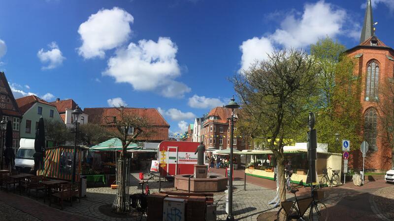 Der Wochenmarkt auf dem St.-Petri-Platz in der Altstadt von Buxtehude.