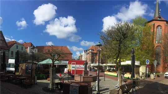 Der Wochenmarkt auf dem St.-Petri-Platz in der Altstadt von Buxtehude.