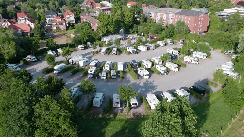 Urlaub in Stade boomt: Rekordzahlen mit einem Schönheitsfehler Der Wohnmobilstellplatz am Schiffertor ist einer von drei Stellplätzen, die zur Hansestadt Stade gehören.