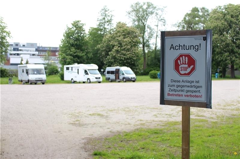 Der Wohnmobilstellplatz in Buxtehude am Schützenplatz ist gesperrt – einige Gäste, die mit Wohnmobilen anreisen, scheint das wenig zu interessieren. Foto: Frank