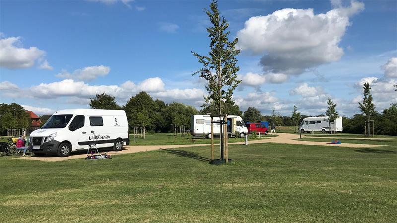 Der Wohnmobilstellplatz in Krummendeich punktet mit Weitläufigkeit und viel Grün.