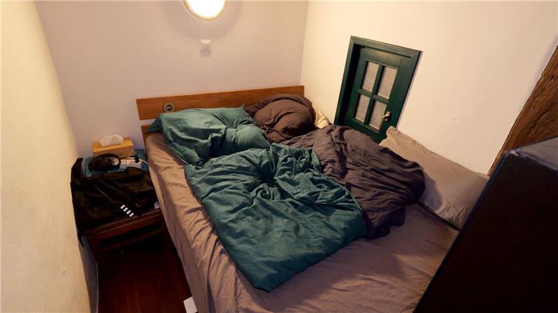 Er lebt in „Deutschlands kleinstem Studentenwohnheim“ Der Wohnraum mit 19 Quadratmetern erstreckt sich über drei Etagen und drei Räume.