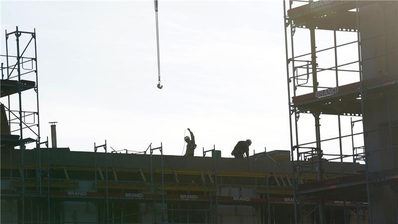 Wieder mehr neue Wohnungen in Hamburg Bauarbeiter arbeiten auf einer Wohnungsbaustelle.