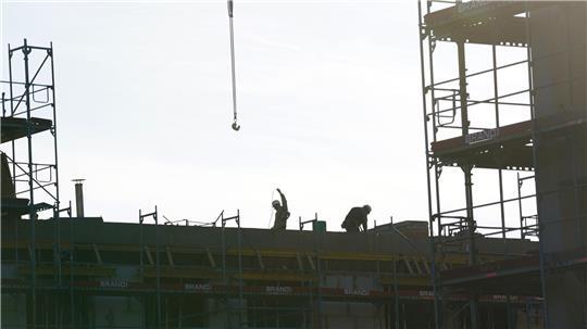 Bauarbeiter arbeiten auf einer Wohnungsbaustelle.