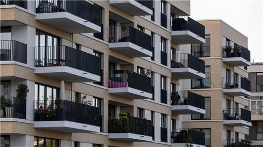 Der Wohnungskauf kann nicht nur in den Metropolen ordentlich ins Geld gehen. (Archivbild)