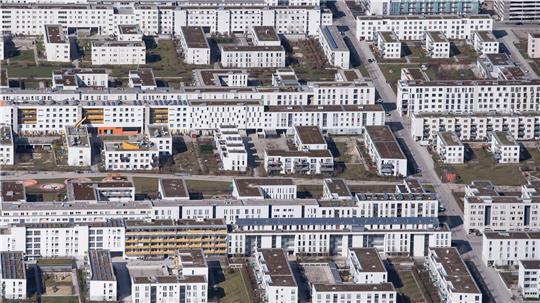 Der Wohnungsmangel in Deutschland zieht nach Analyse des Pestel-Instituts mittlerweile die gesamtwirtschaftliche Entwicklung in Mitleidenschaft. (Symbolbild)
