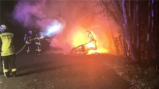 Der Wohnwagen stand gegen 1 Uhr nachts bereits im Vollbrand.