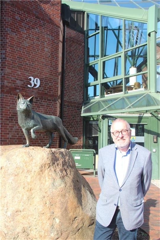 Der Wolf verlässt den Fuchs: Nach 15 Jahren Amtszeit verabschiedet sich Wolf Rosenzweig als Bürgermeister aus „Vosshusen“ – und vom Fuchs vor dem Rathaus. Foto: Michaelis