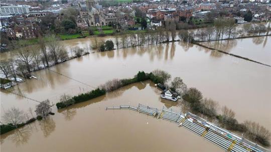 Der Worcestershire Cricket Ground ist nach starken Regenfällen überschwemmt.