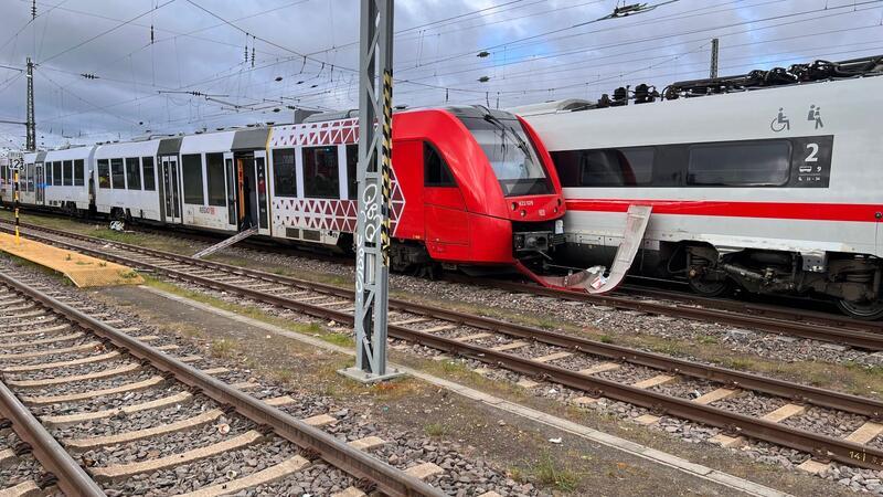 Der Wormser Hauptbahnhof sowie die Bahnstrecke zwischen Worms und dem Flughafen Frankfurt waren am Dienstag infolge des Unfalls vorübergehend gesperrt.