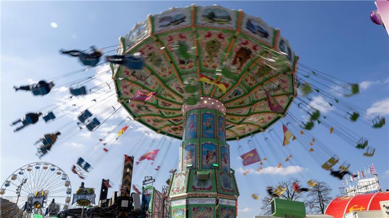 Der Würzburger Wellenflieger dreht sich beim  Presserundgang über das Würzburger Frühjahrsvolksfest.