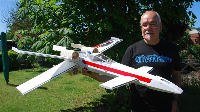 Der X-Flügler (X-Wing) ist der legendäre Standard-Sternenjäger der Rebellenallianz aus dem Star-Wars-Universum. Berühmt ist er für seine vier kreuzförmig angeordneten Flügel und seine Vielseitigkeit.
