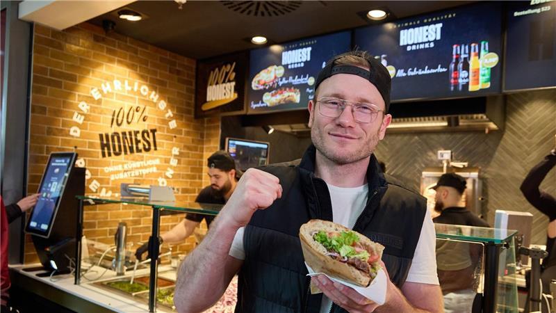 Der Youtuber Holle21614 hat seinen ersten Dönerladen eröffnet.