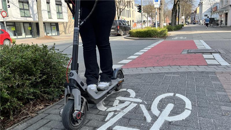Der Zahl der E-Scooter-Fahrer steigt auch in der Bahnhofstraße an.