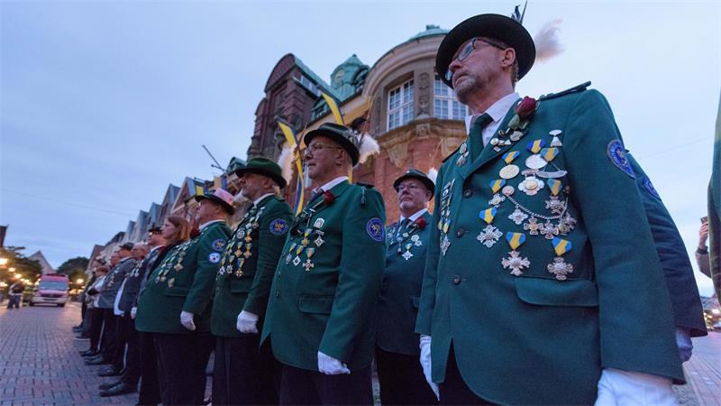 Der Zapfenstreich findet jedes Jahr auf dem Rathausplatz statt.