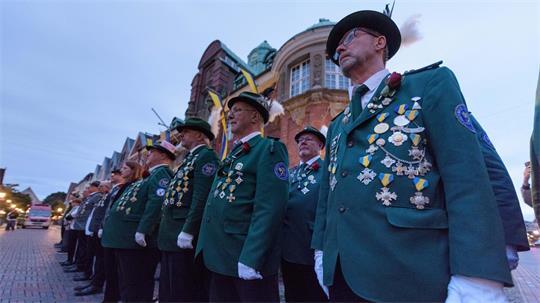 Der Zapfenstreich findet jedes Jahr auf dem Rathausplatz statt.