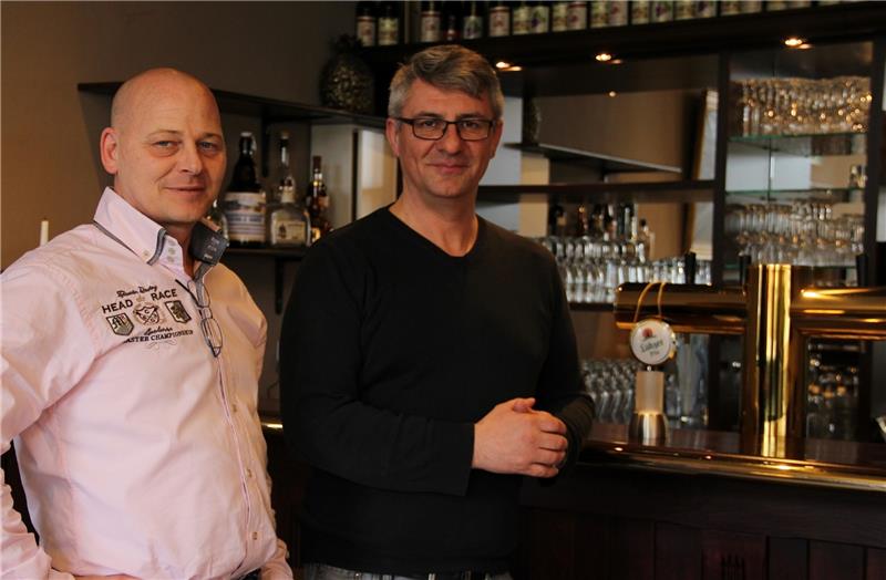 Der Zapfhahn ist frisch poliert, die Gäste können kommen: Andreas Bach und Harry Jakupovic sind die neuen Pächter der „Fernsicht“ Foto Meybohm