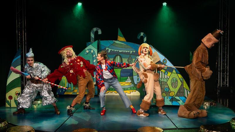 „Der Zauberer von Oz“ - mit Hannah Ehlers (Blechi), Tim Müller (Strohmann), Martha Tham (Dorothy), Siska Leckband (Toto) und Tobias Herrmann (Löwe).