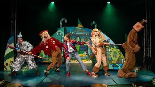 „Der Zauberer von Oz“ - mit Hannah Ehlers (Blechi), Tim Müller (Strohmann), Martha Tham (Dorothy), Siska Leckband (Toto) und Tobias Herrmann (Löwe).