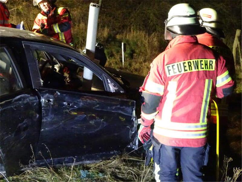 Der Zaunpfahl steckt auf der Beifahrerseite im Unfallfahrzeug.