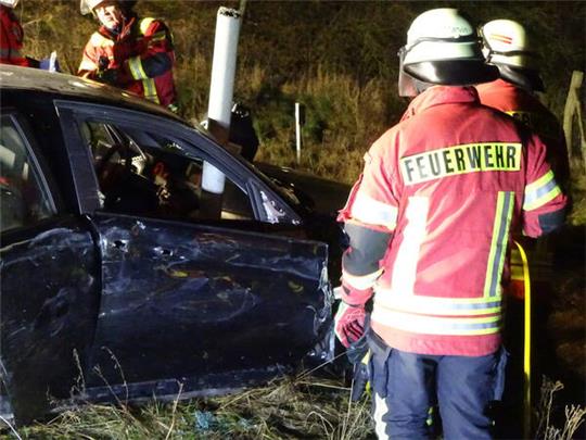 Der Zaunpfahl steckt auf der Beifahrerseite im Unfallfahrzeug.