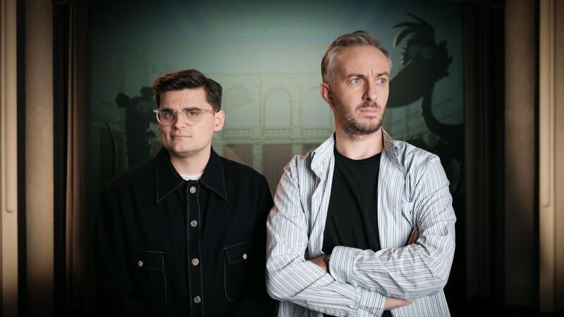 Der Zeichner und Autor Miguel Robitzky (l) und Moderator Jan Böhmermann (r) haben einen Animationsfilm über das Grundgesetz gemacht.