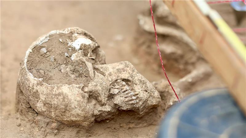 Der Zeitraum wäre aufgrund der Expertise vorangegangener Grabungen in der Region auf die frühe Bronzezeit (21.-17. Jh. v. Chr.) oder die ausgehende Bronze- und frühe Eisenzeit (12.-7. Jh. v. Chr.) einzugrenzen.