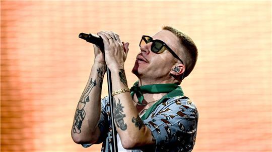 Der Zentralrat der Juden übt massive Kritik am geplanten Auftritt des umstrittenen US-Rappers Macklemore beim Deichbrand-Festival.