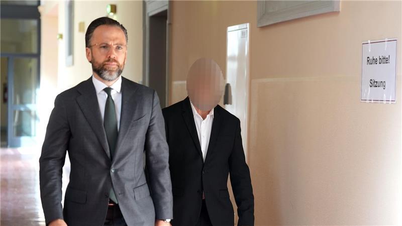 Mutmaßlicher Block-Entführer: Ich war beim Geheimdienst Der Zeuge David Barkay kam in Begleitung seines Anwalts.
