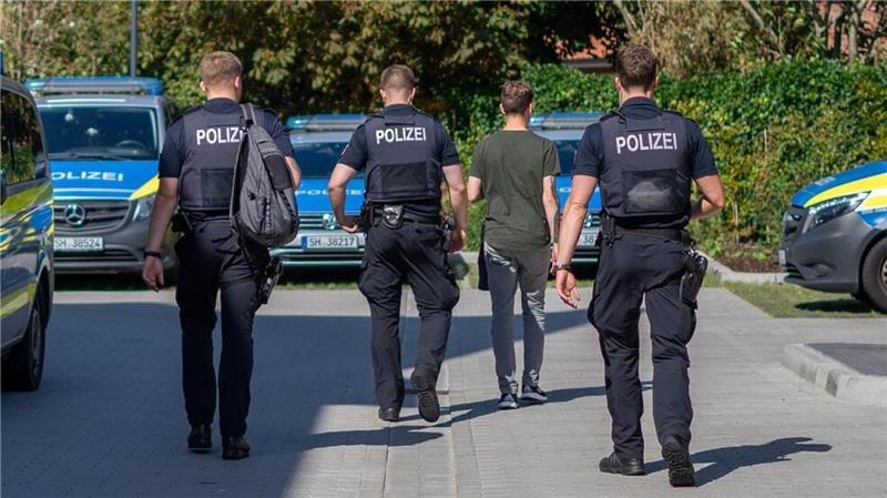Letzte Generation: Zevener soll für Polizeieinsatz am Flughafen zahlen Der Zevener Fabian Beese wird auf Sylt von der Polizei begleitet. Mitglieder der Letzten Generation hatten sich hier zu Protestaktionen am Flughafen verabredet.