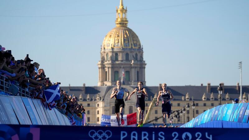 Der Zieleinlauf ins Glück: Laura Lindemann sichert den deutschen Triathleten Gold in der Mixed-Staffel.