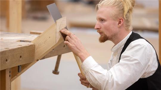 Der Zimmerer Cedric Borrmann (Thüringen) baut bei den Deutschen Meisterschaften im Bauhandwerk ein Dachstuhlmodell.