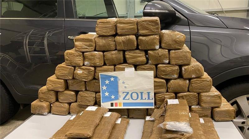 Der Zoll findet eine Menge Haschisch in Hohlräumen eines Autos. 