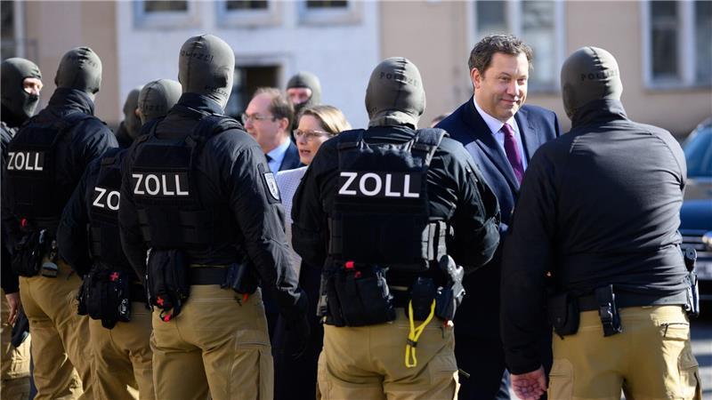 Der Zoll führte den Ministern und der Ministerin eine Festnahme vor.