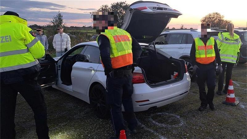 Großkontrolle in Loxstedt: Bekifft, ohne Führerschein und mit Messer Der Zoll hat im Grenzgebiet zum Hafen weitreichende Befugnisse und kann Fahrzeuge verdachtsunabhängig durchsuchen. Im Gegensatz zu den meisten Polizeibeamten möchten die Zöllner auf Fotos unkenntlich gemacht werden.