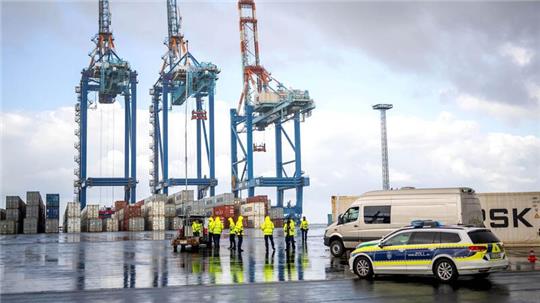 Der Zoll kontrolliert Container im Hafen von Bremerhaven.