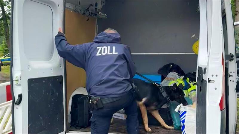 Nach B73-Kontrolle: Polizei macht weiteren Großfund Der Zoll kontrolliert an der B73 einen Transporter.
